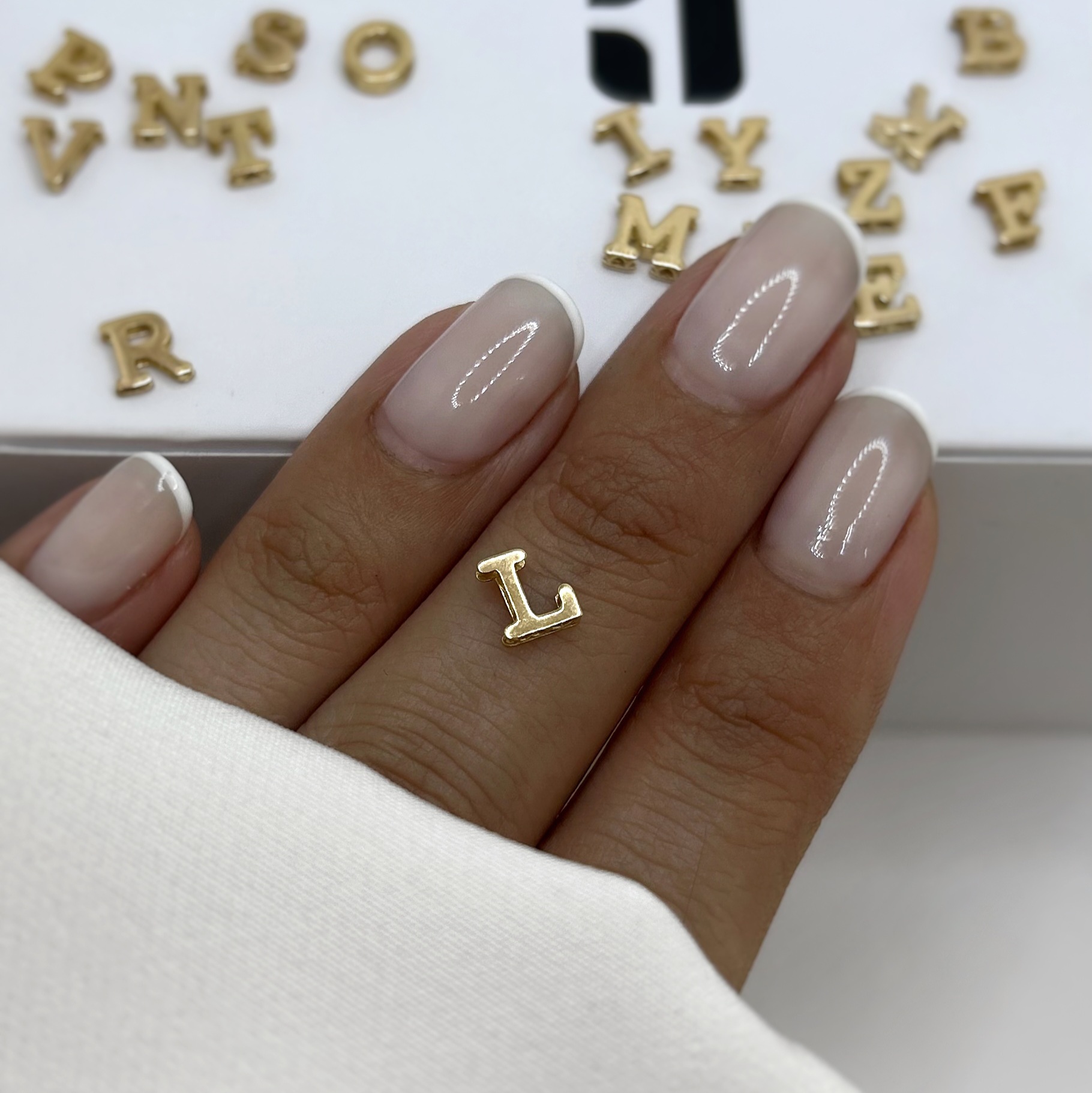 آویز حرف لاتین L