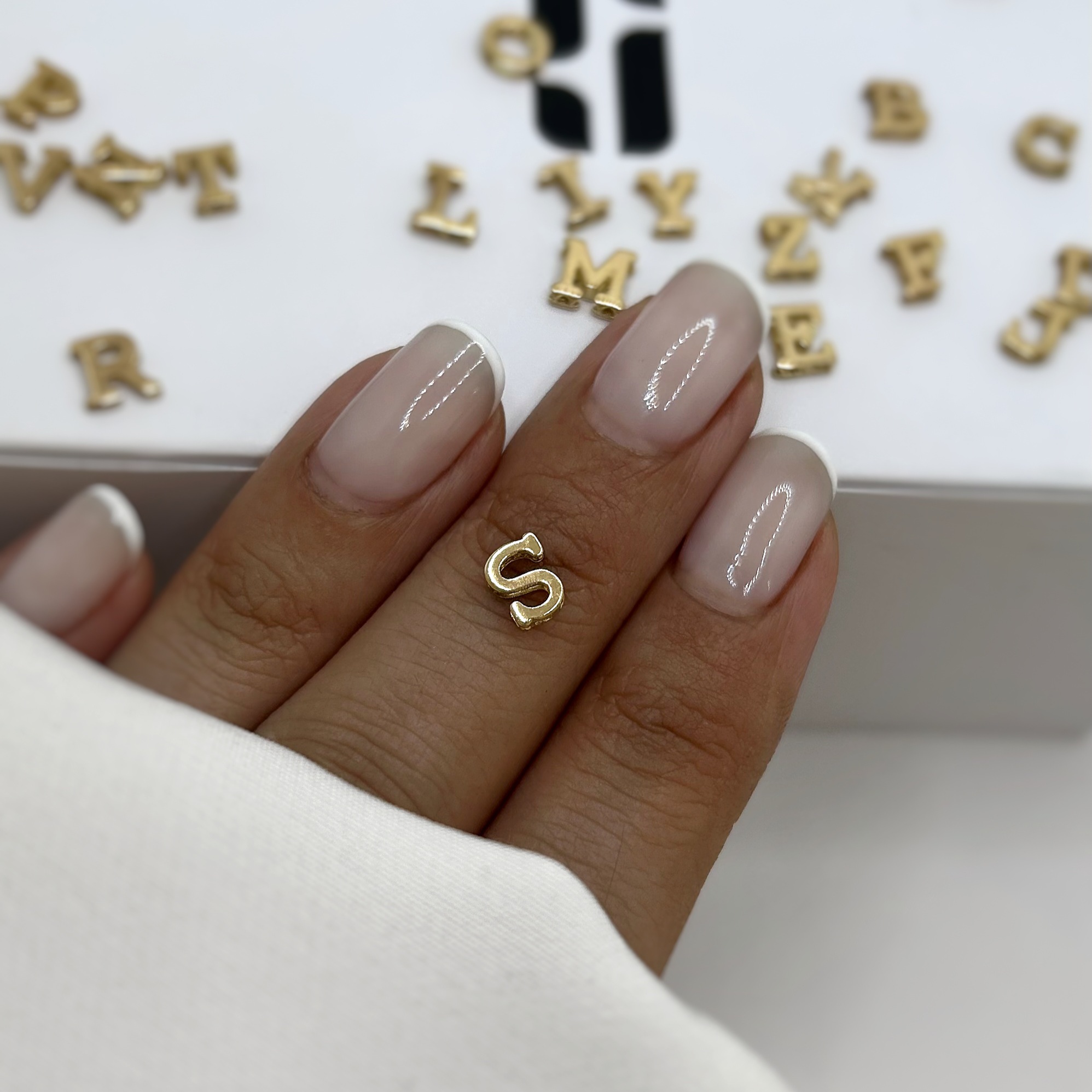 آویز حرف لاتین S