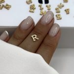 آویز حرف لاتین R