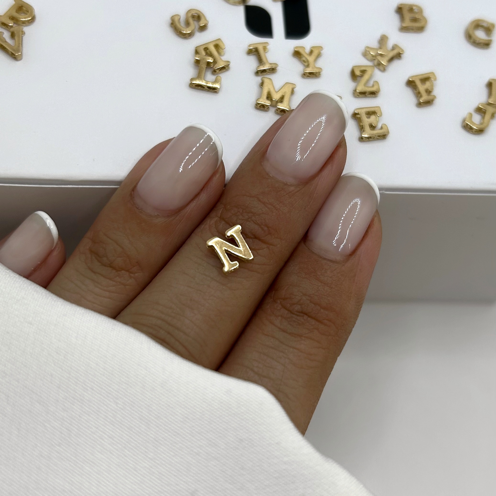 آویز حرف لاتین N