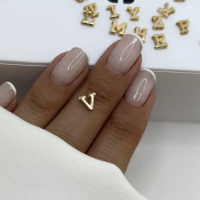 آویز حرف لاتین V