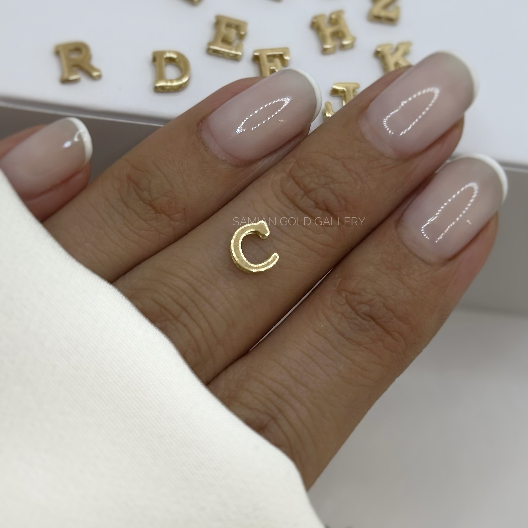 آویز حرف لاتین C