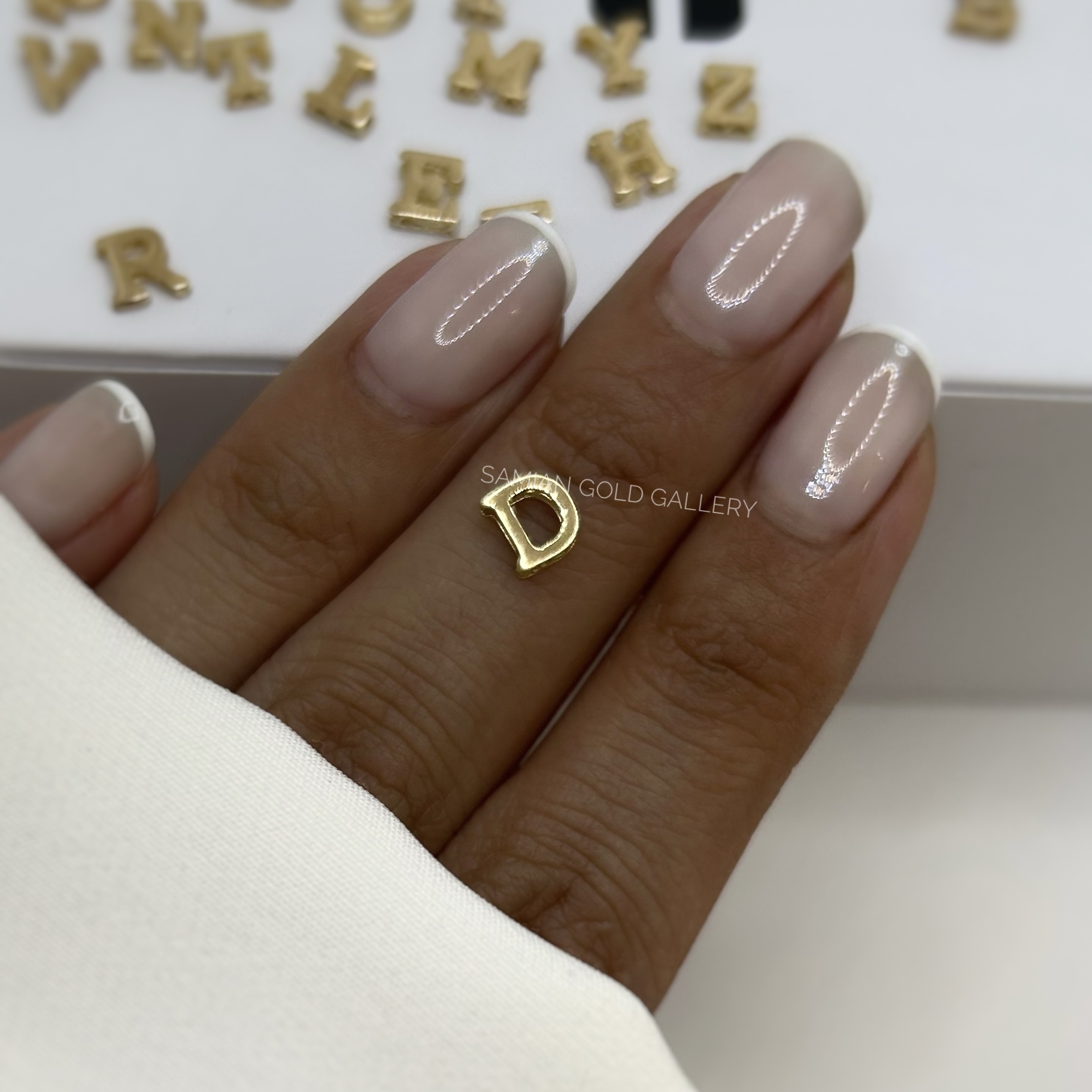 آویز حرف لاتین D