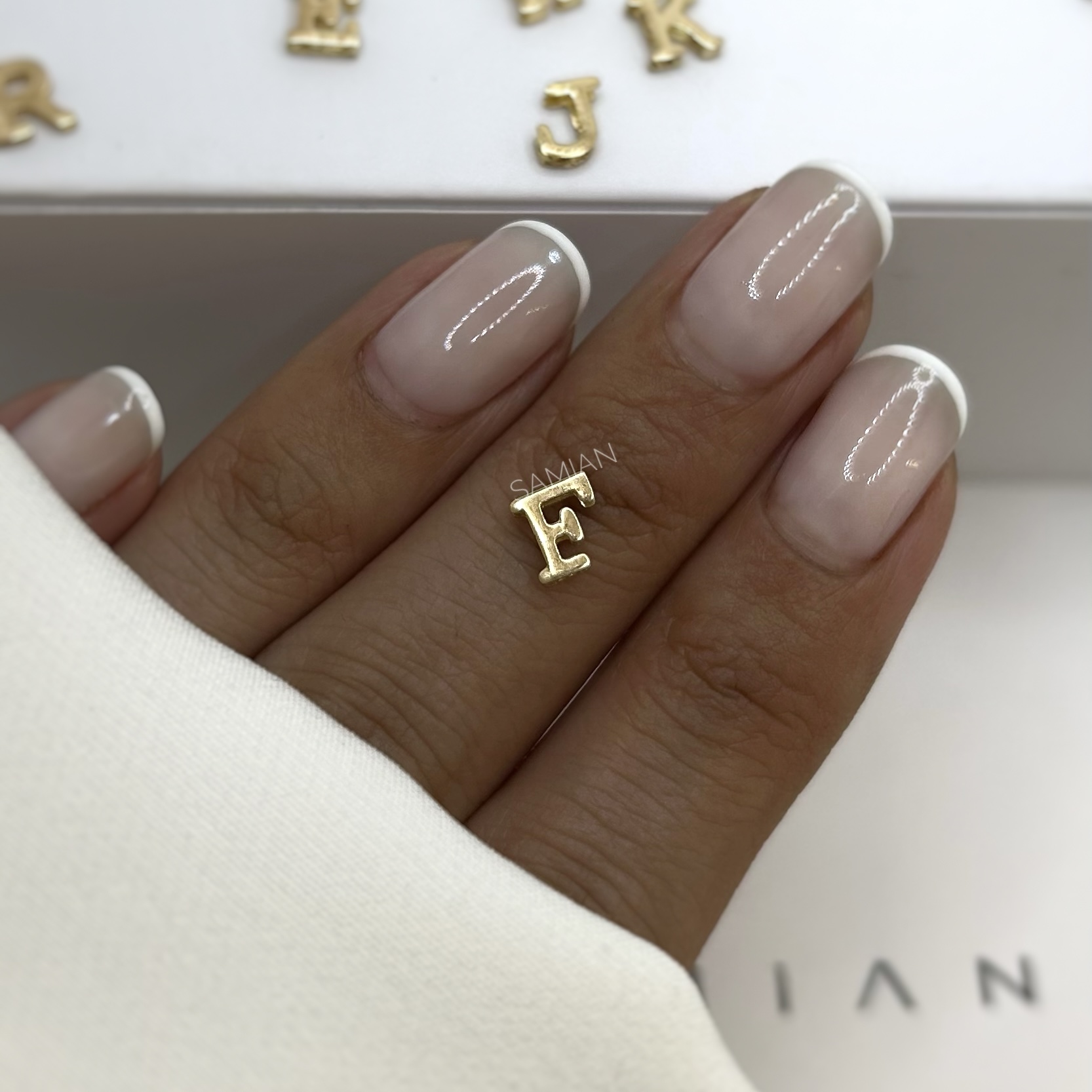 آویز حرف لاتین F