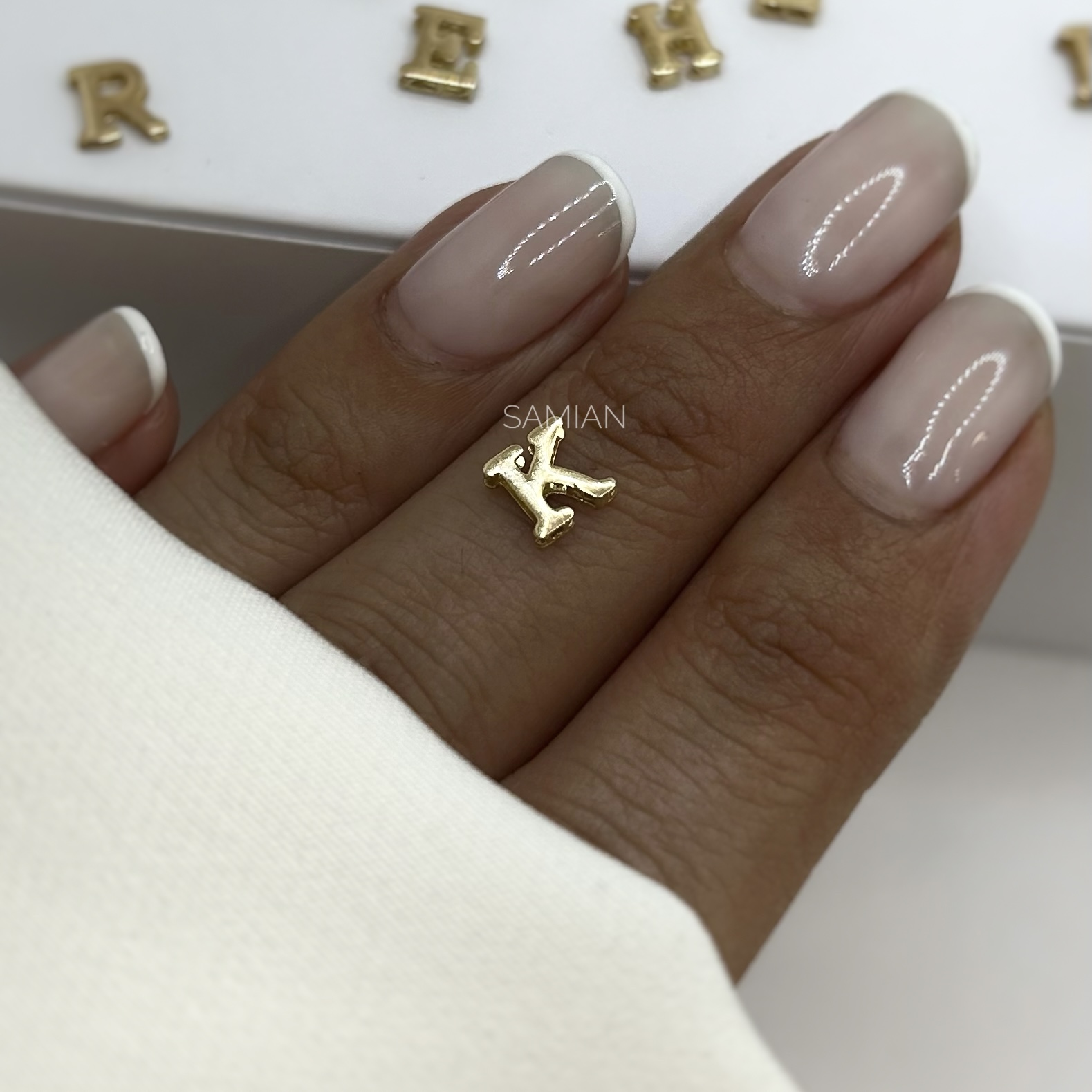 آویز حرف لاتین K