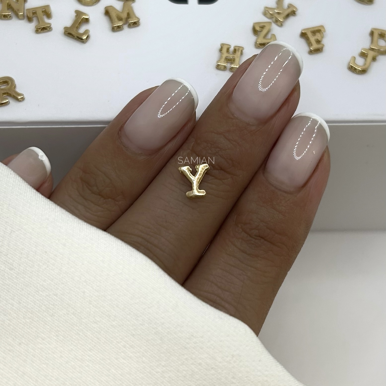 آویز حرف لاتین Y