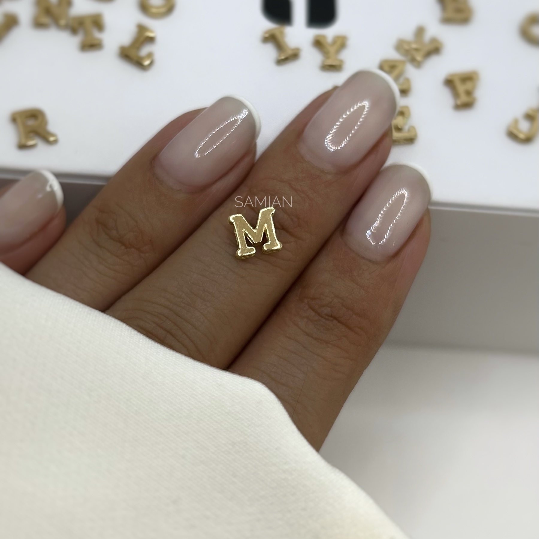 آویز حرف لاتین M