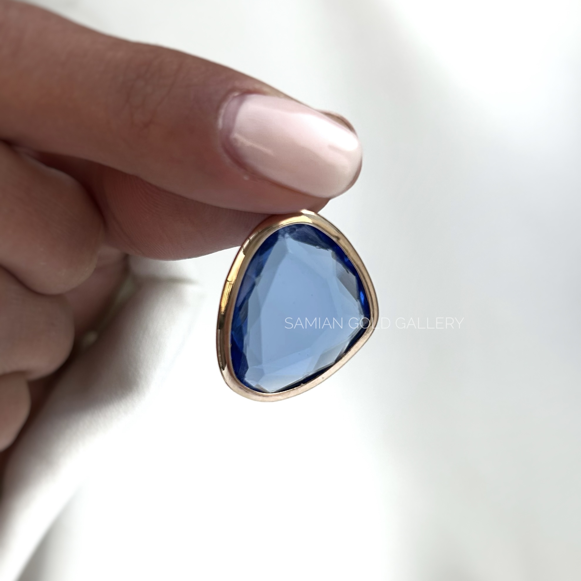 آویز شیشه ای آبی