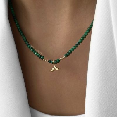 گردنبند دم وال کوچک با سنگ مالاکیت سبز