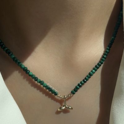 گردنبند دم وال کوچک با سنگ مالاکیت سبز